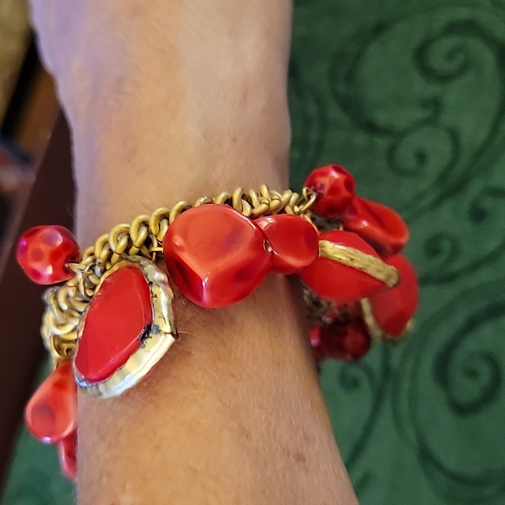Red orange faceted stones on goldtone stretch bracelet Like New - Picture 3 of 4